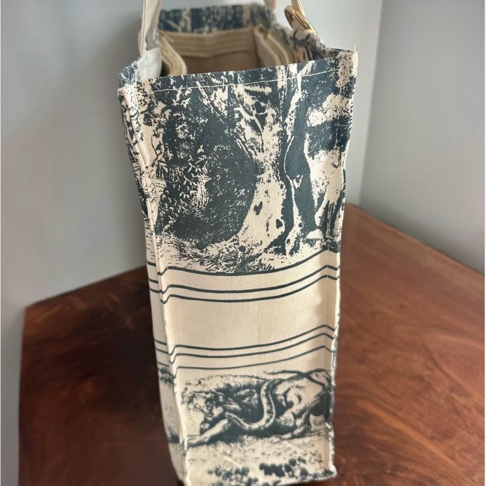 Dior Limited Edition Gray/Black & Cream/Off White Illustrated Tote Bag GWP NWB - Picture 5 of 11